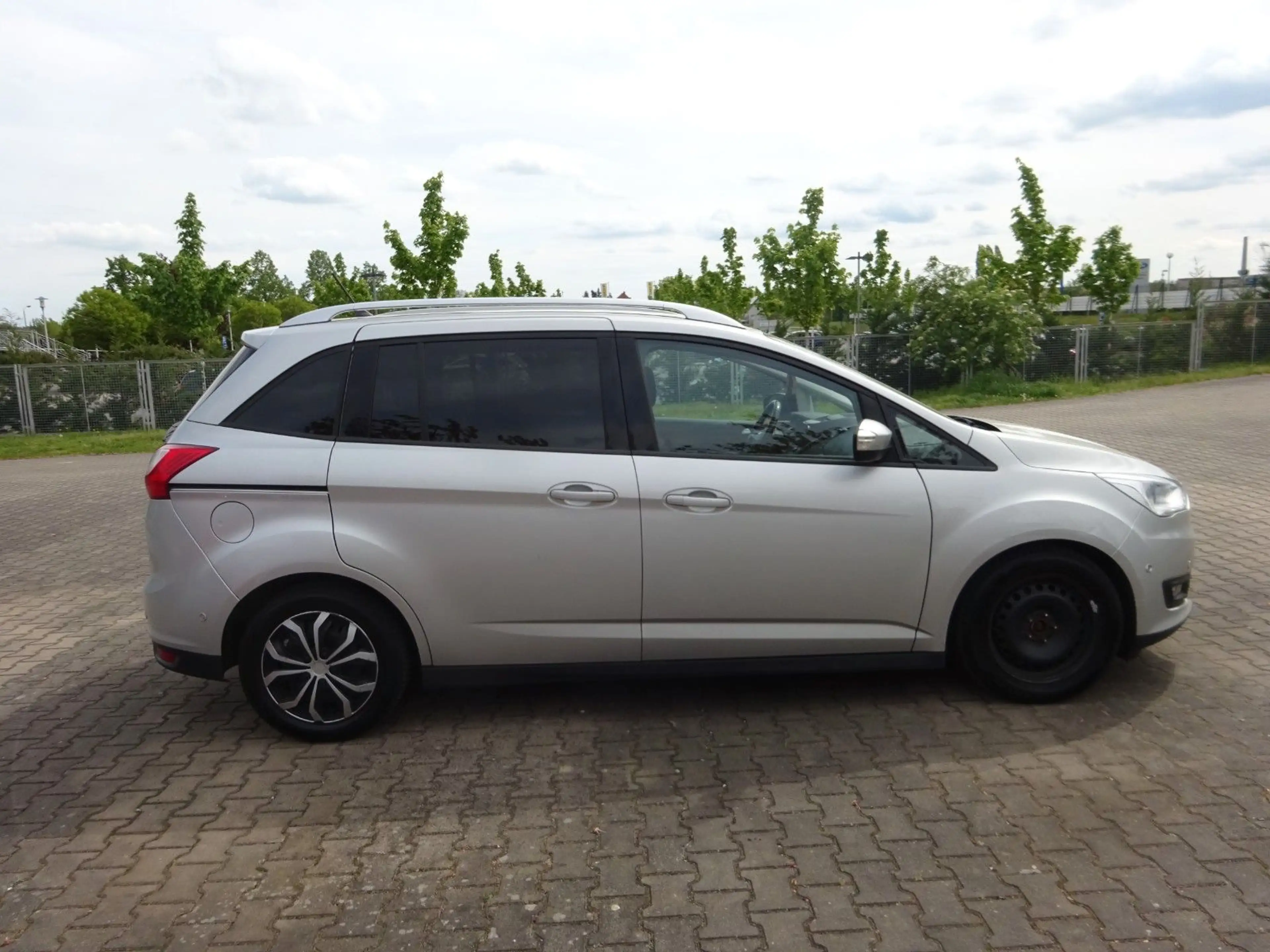 Ford Grand C-Max 125PS Cool & Connect Navi 7-Sitze — photo 10