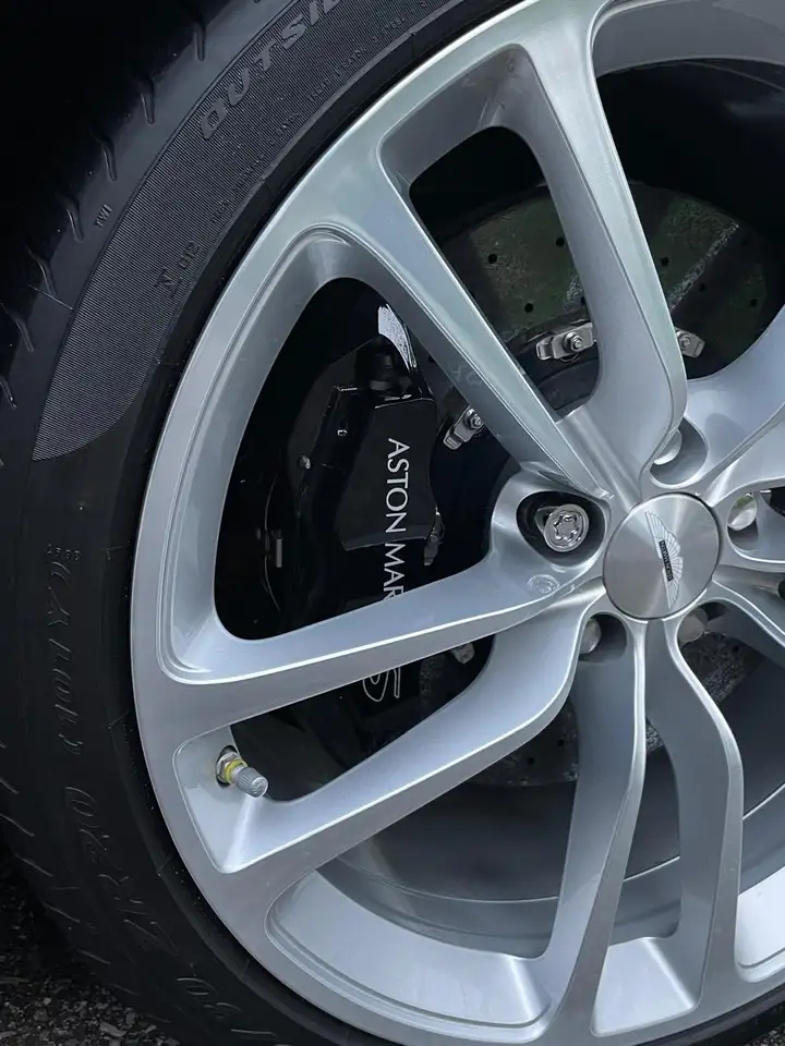 Aston Martin DBS снимка Aston Martin DBS