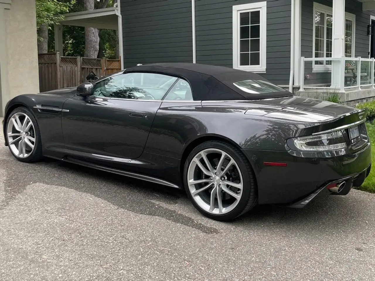 Aston Martin DBS снимка Aston Martin DBS