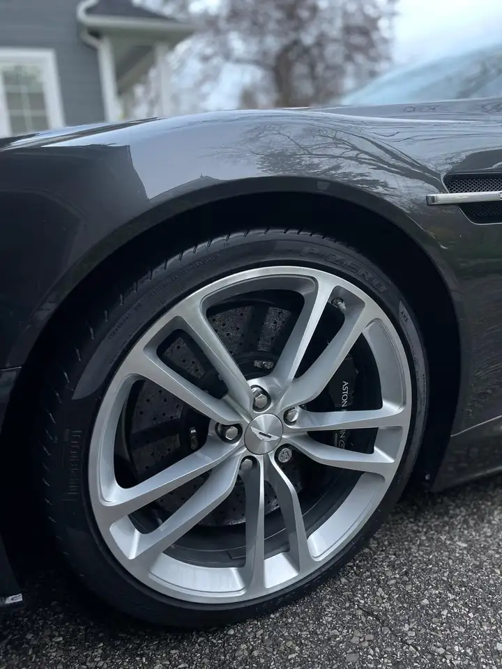 Aston Martin DBS снимка Aston Martin DBS