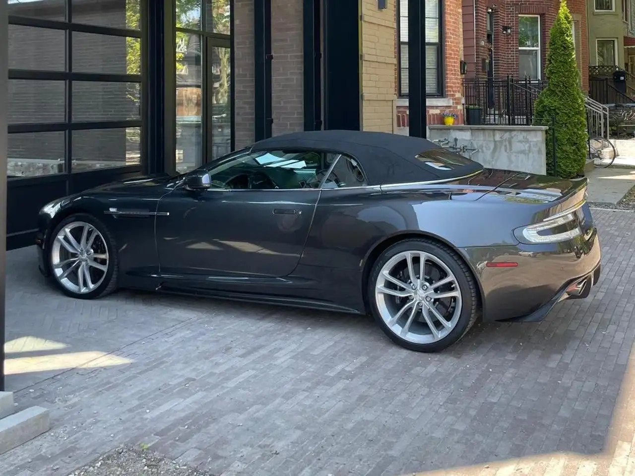 Aston Martin DBS снимка Aston Martin DBS