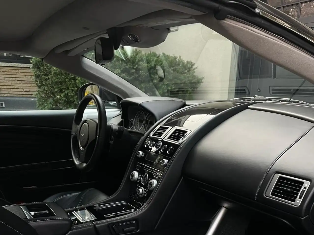 Aston Martin DBS снимка Aston Martin DBS