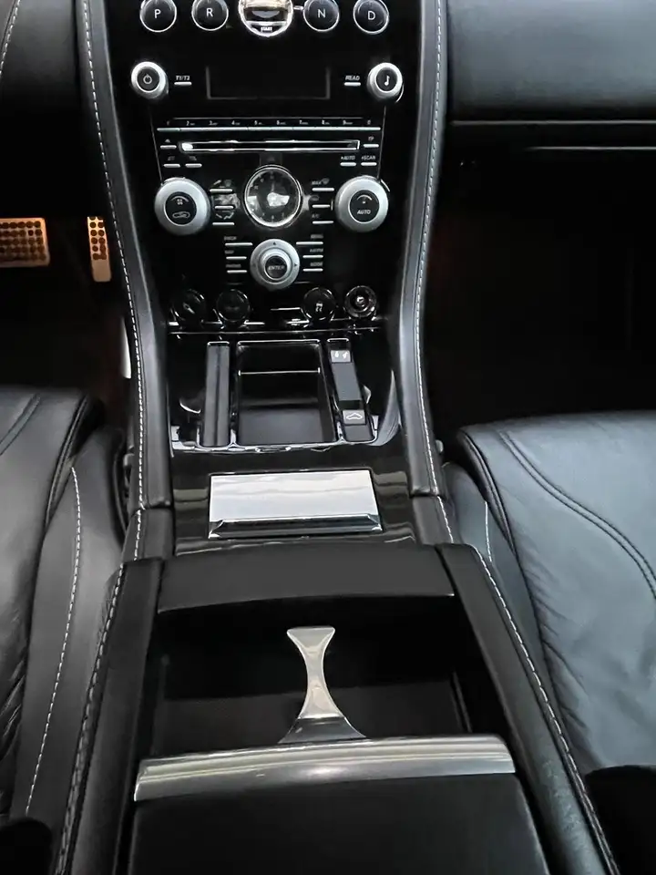 Aston Martin DBS снимка Aston Martin DBS