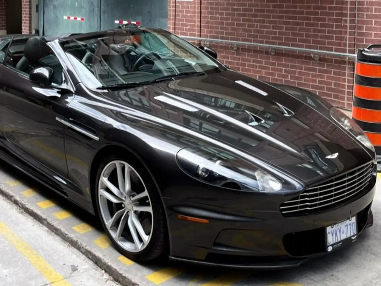 Aston Martin DBS снимка Aston Martin DBS