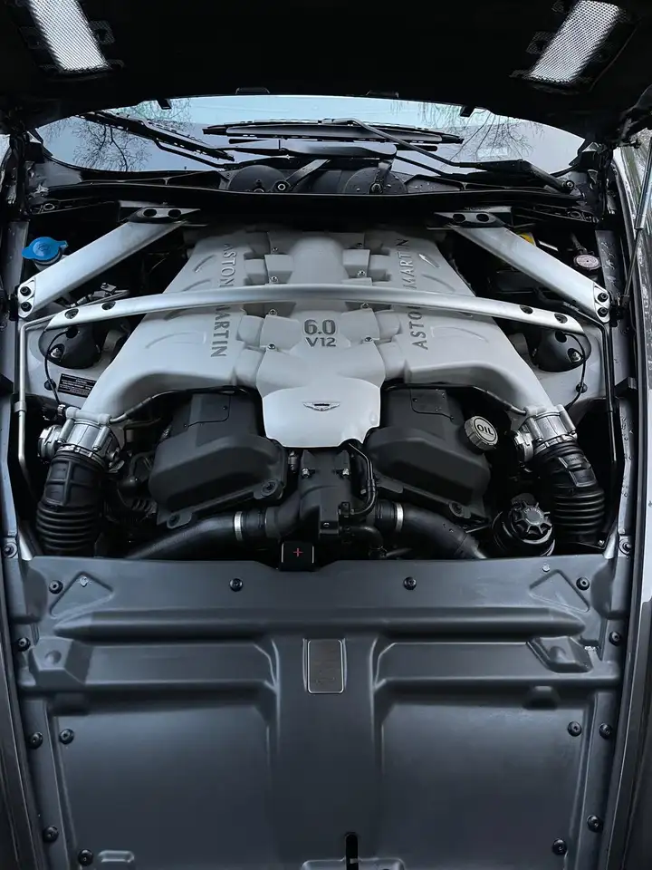 Aston Martin DBS снимка Aston Martin DBS