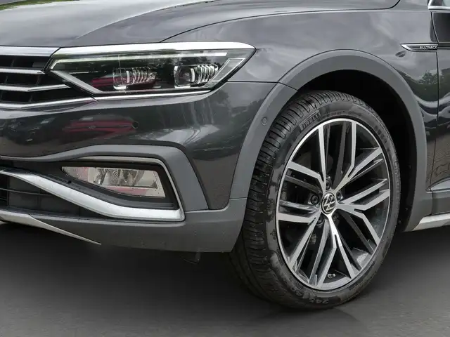 Volkswagen Passat Alltrack view 13