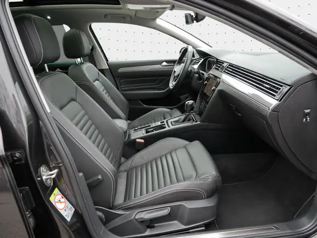 Volkswagen Passat Alltrack view 4