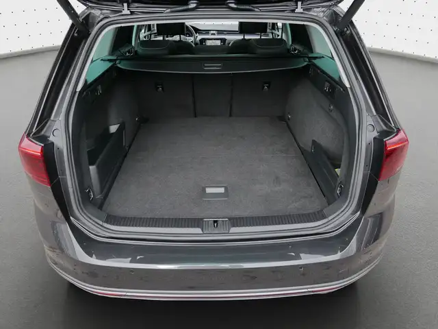 Volkswagen Passat Alltrack view 11