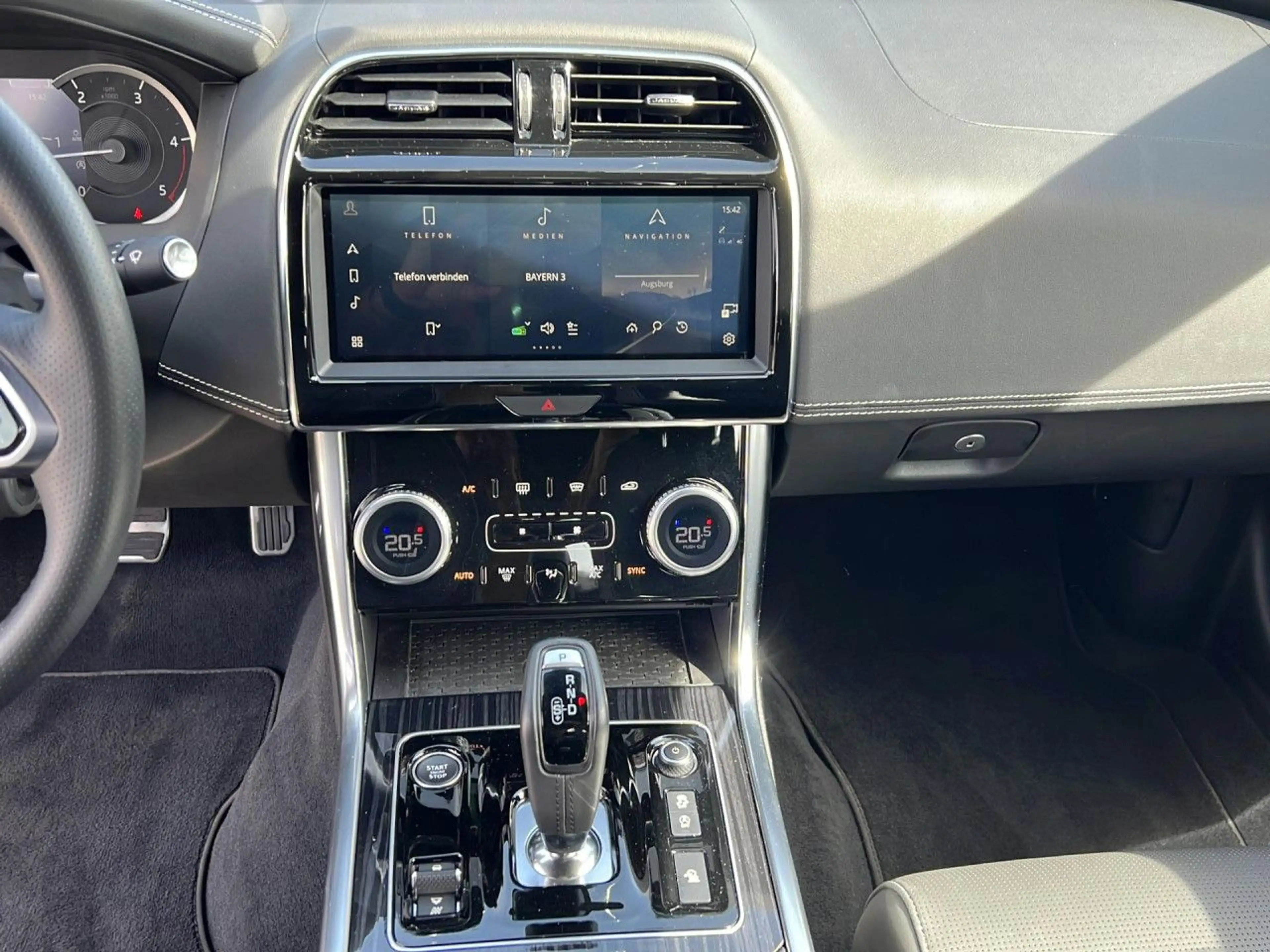 Jaguar XE D200 AWD R-Dynamic HSE — photo 13