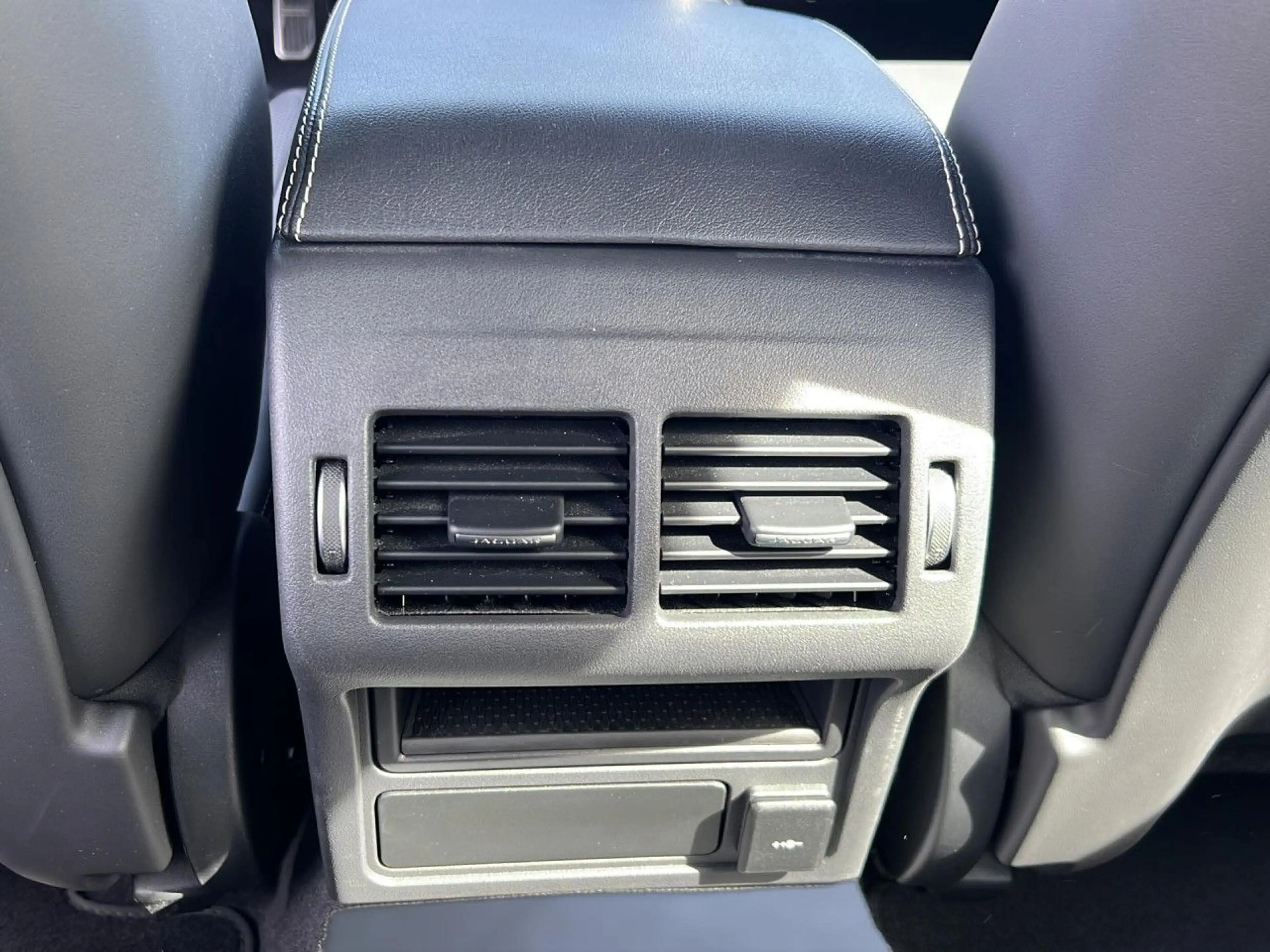 Jaguar XE D200 AWD R-Dynamic HSE — photo 14