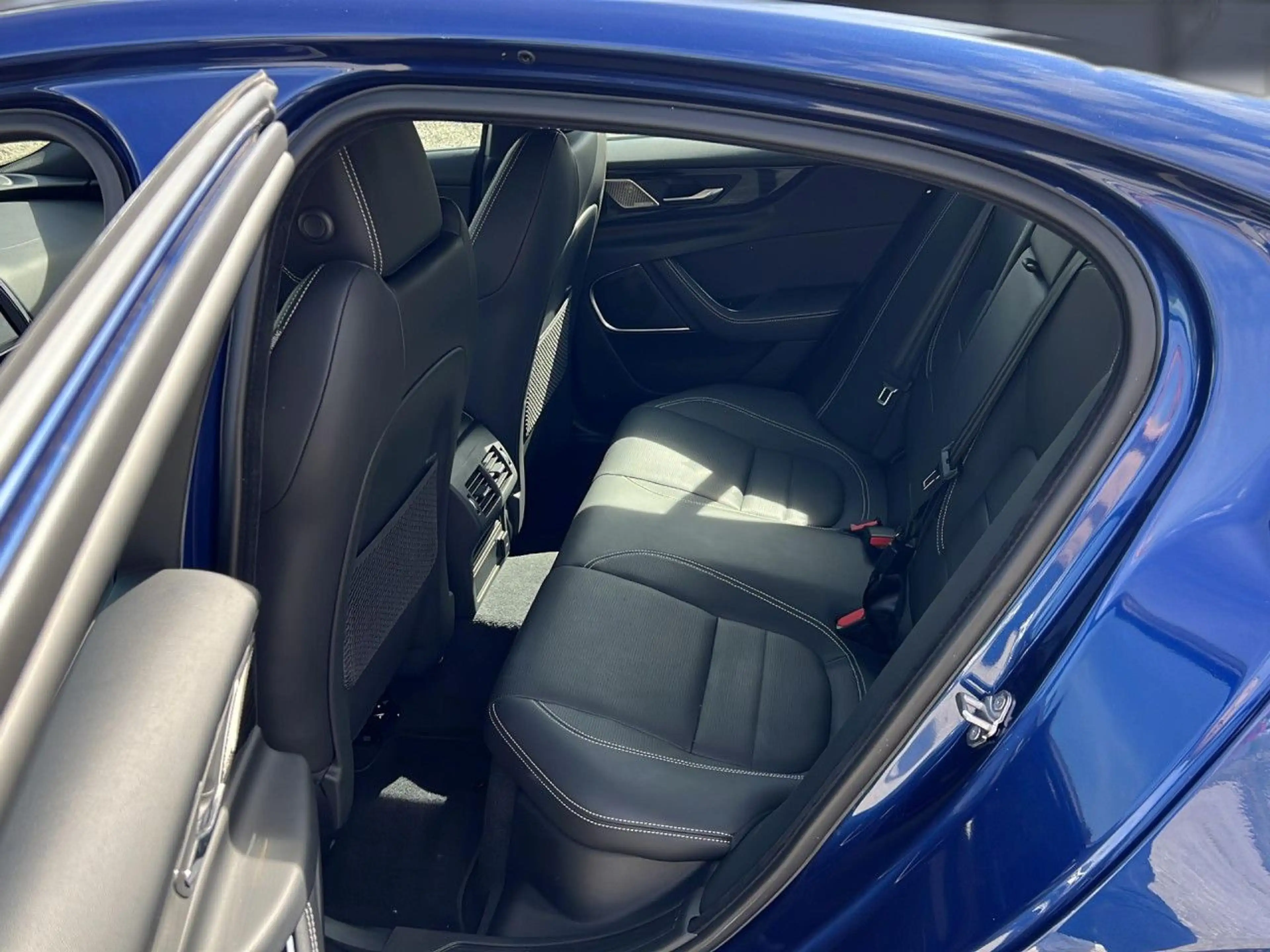Jaguar XE D200 AWD R-Dynamic HSE — photo 15