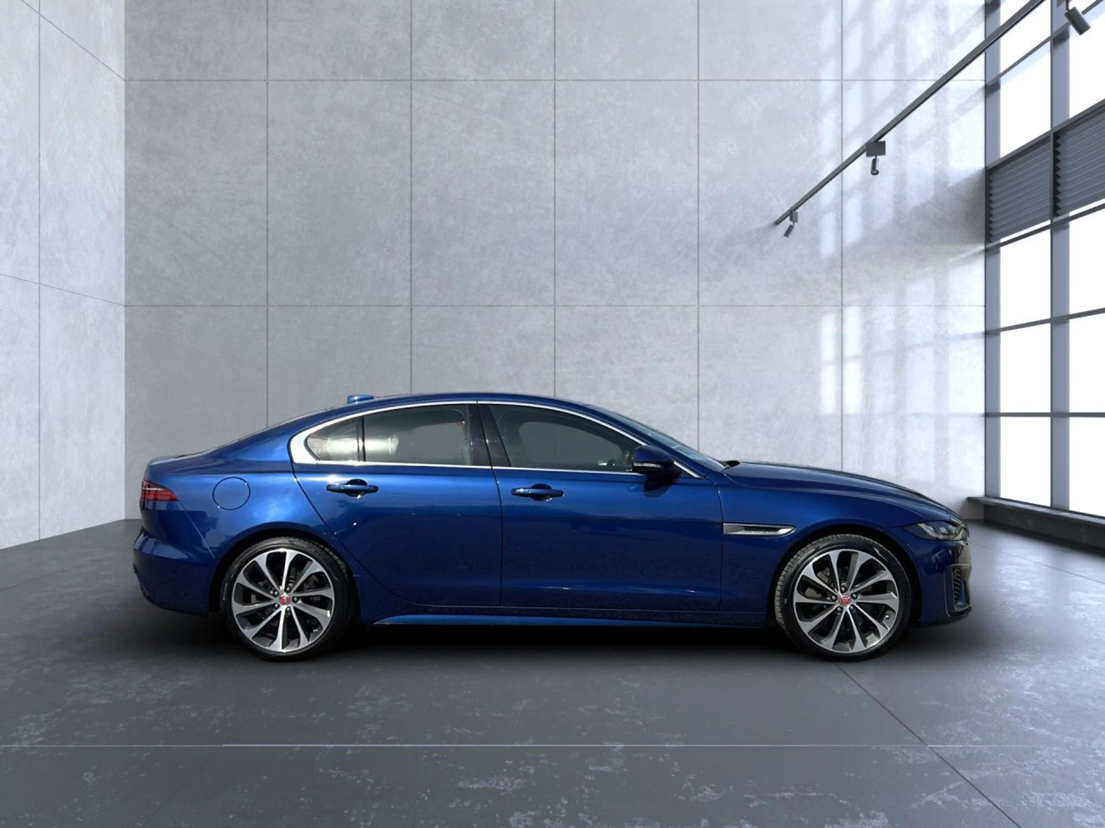 Jaguar XE D200 AWD R-Dynamic HSE — photo 6