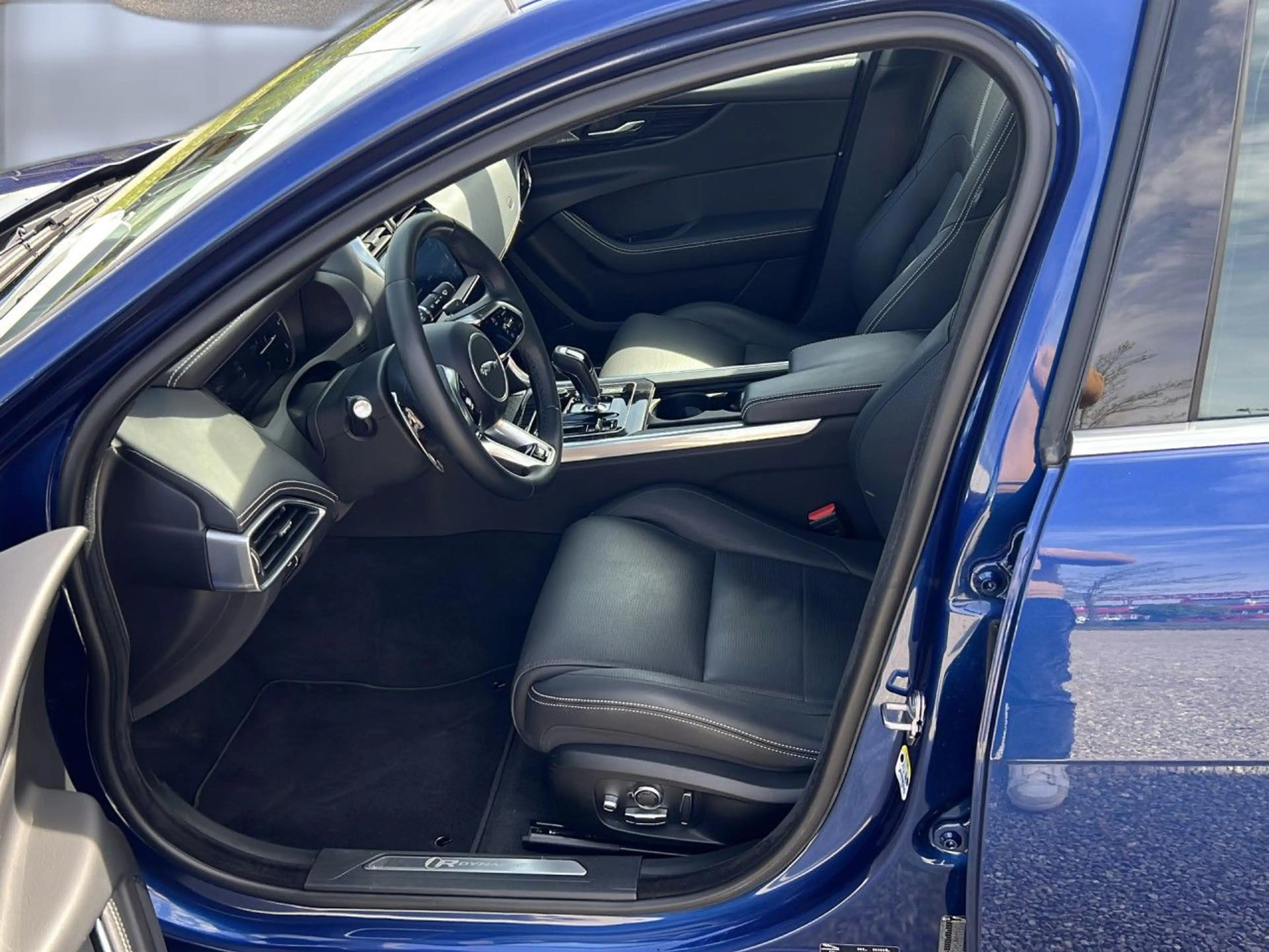Jaguar XE D200 AWD R-Dynamic HSE — photo 9
