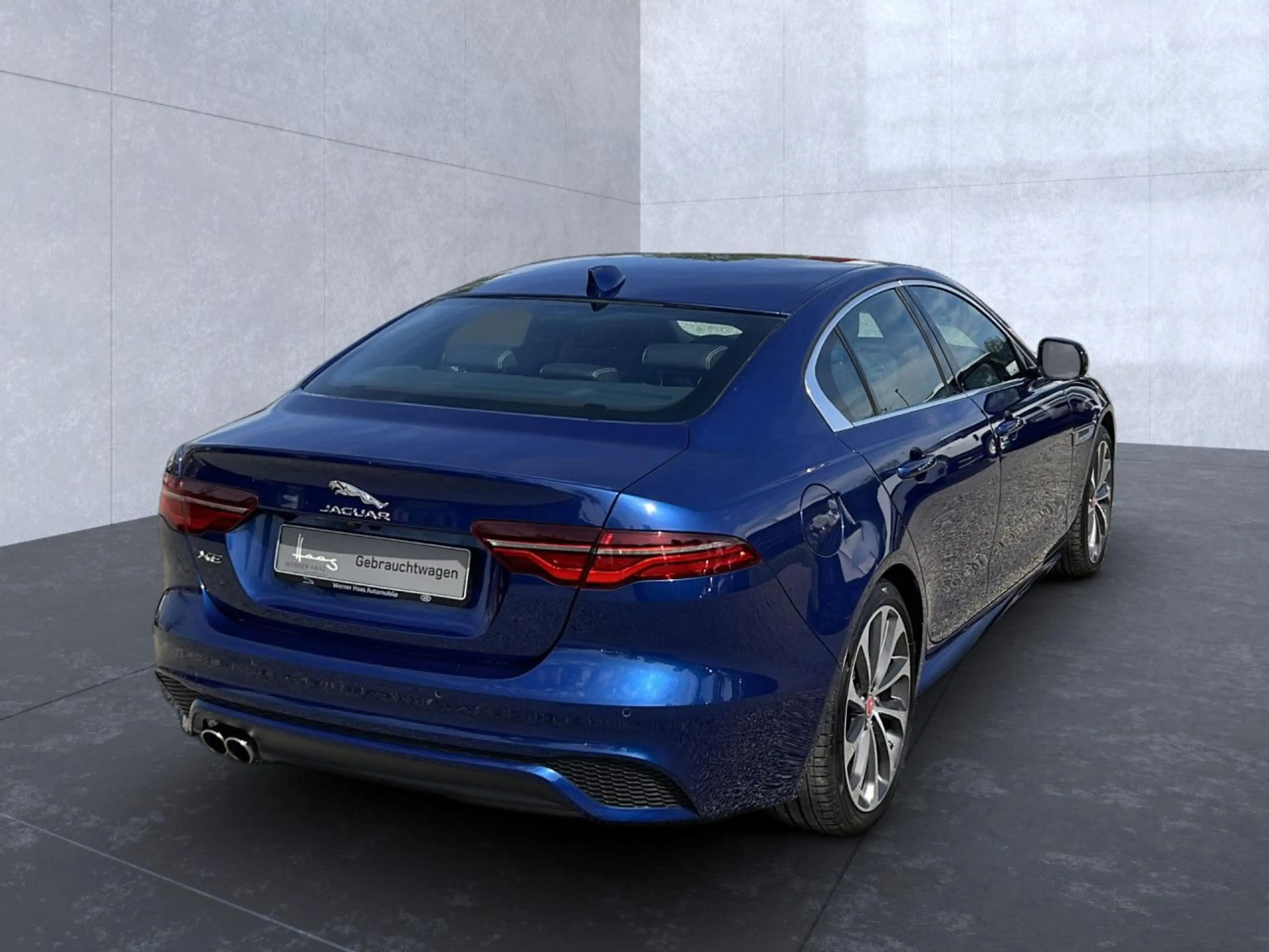 Jaguar XE D200 AWD R-Dynamic HSE — photo 3