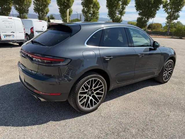 Porsche Macan view 5