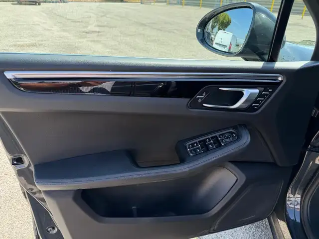 Porsche Macan view 11