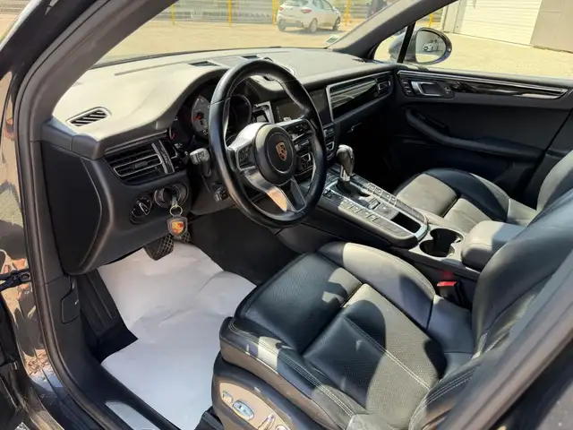 Porsche Macan view 12