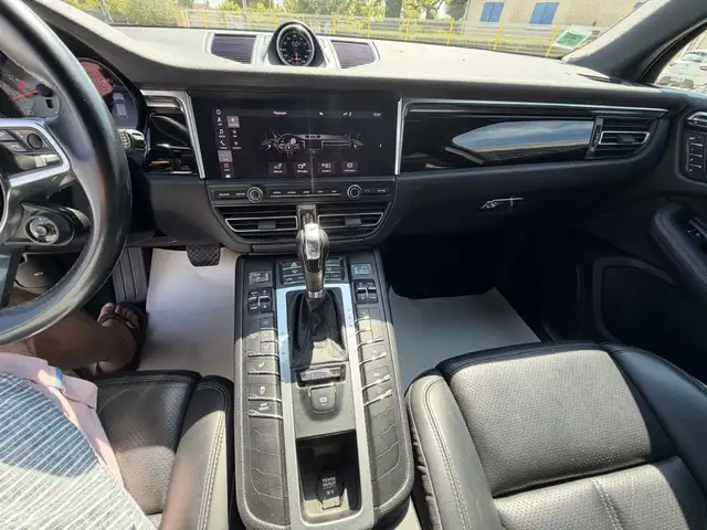 Porsche Macan view 15