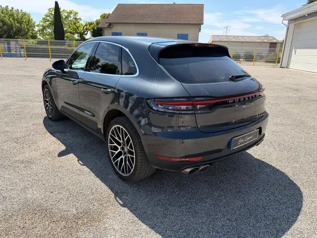 Porsche Macan view 3