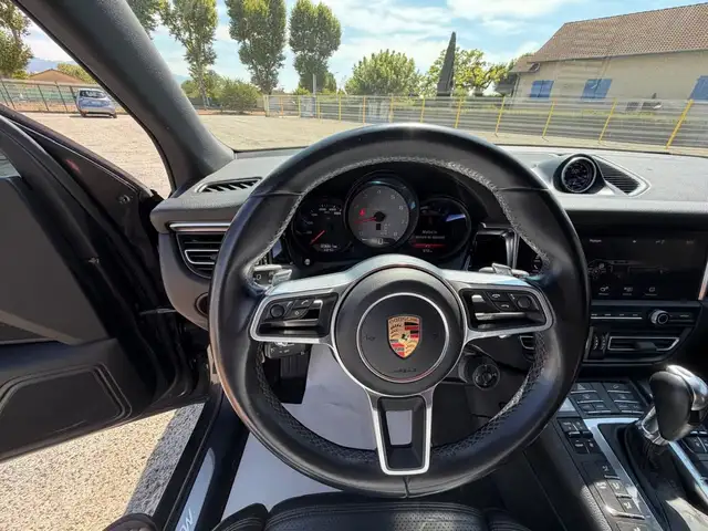 Porsche Macan view 13