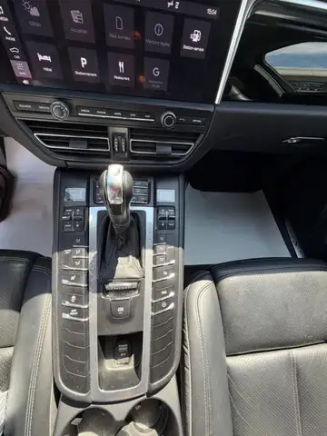 Porsche Macan view 16