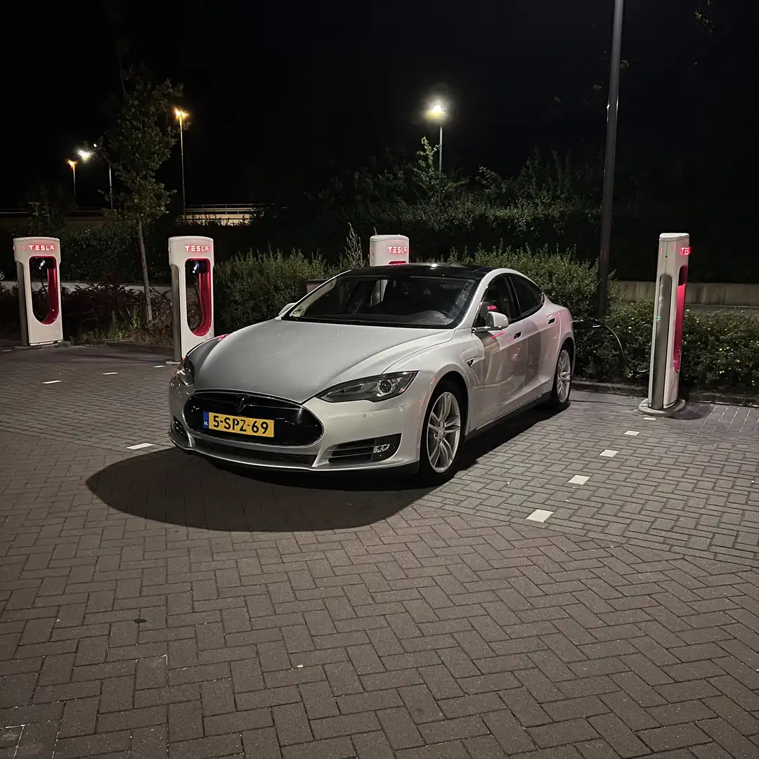 Tesla Model S Performance 85 Free supercharge (lowered) - 1