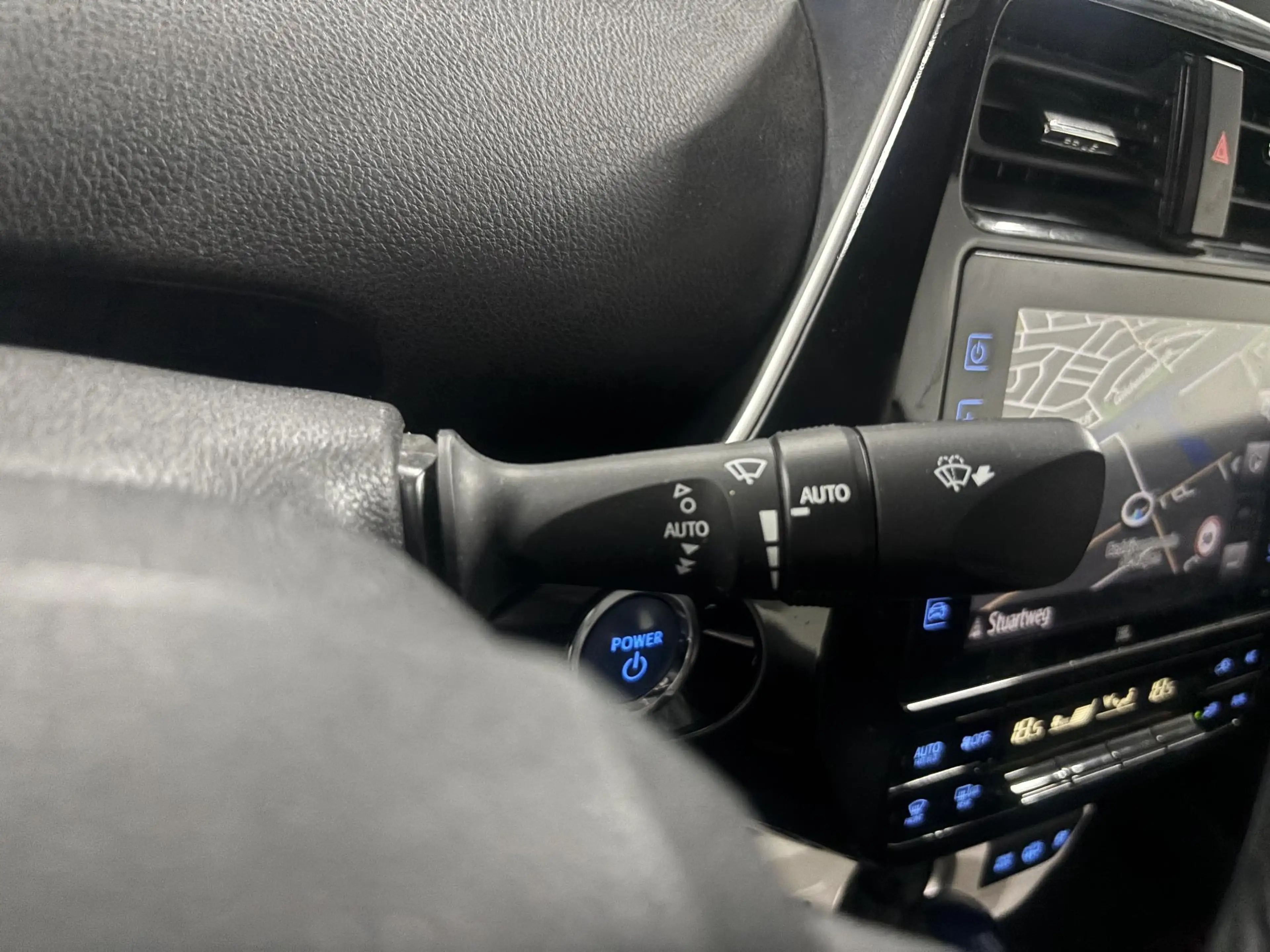 Toyota Prius 1.8 Plug-in Business Plus — photo 12