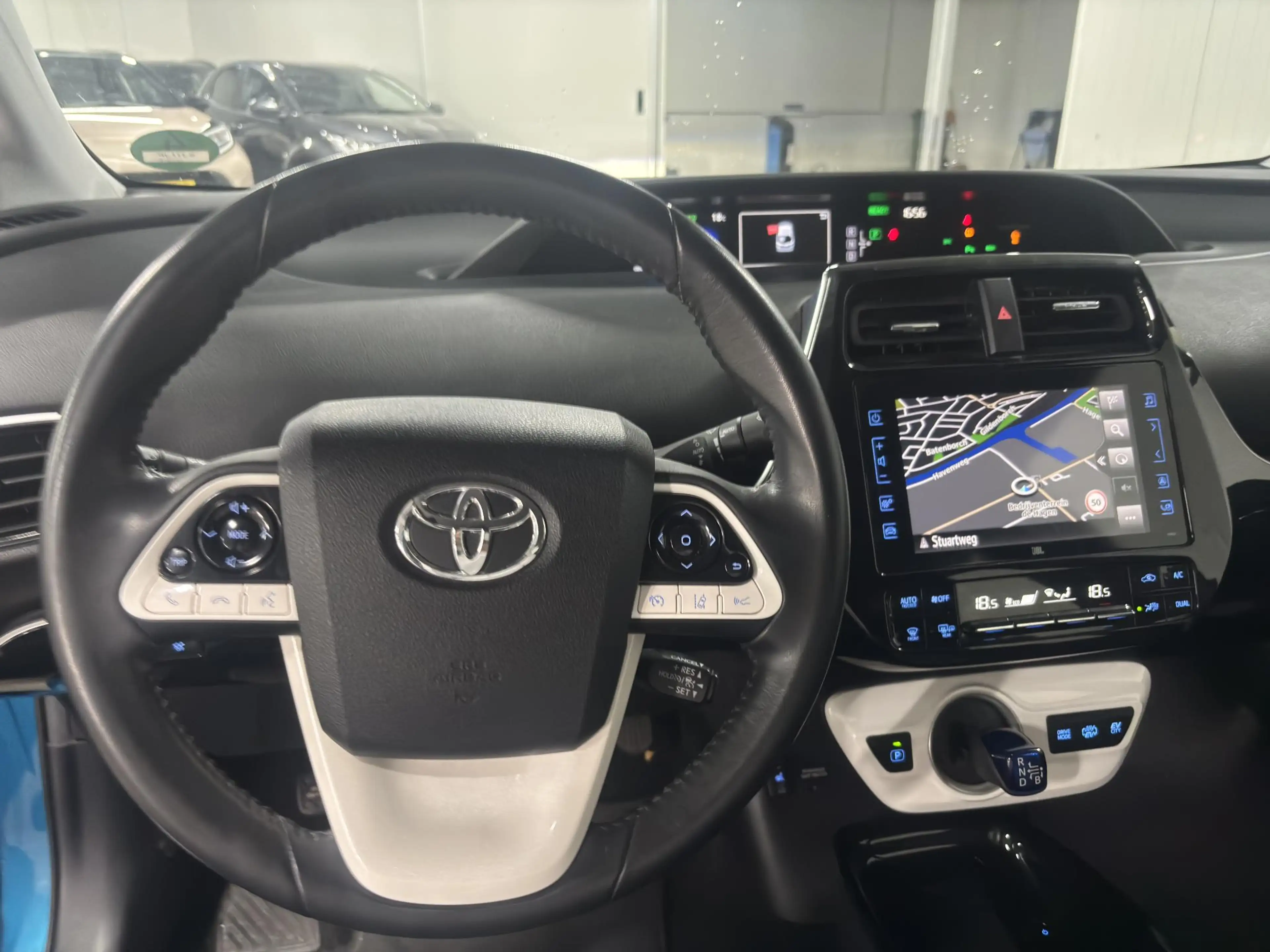 Toyota Prius 1.8 Plug-in Business Plus — photo 4