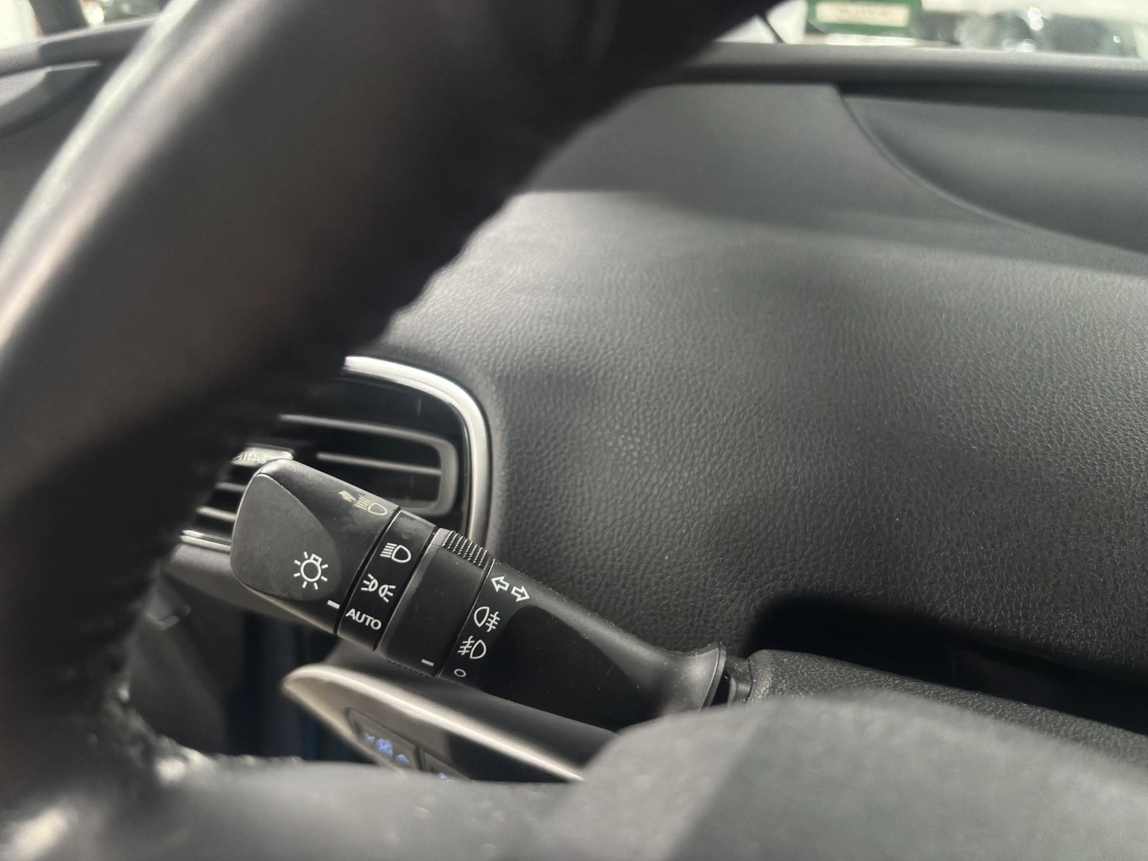 Toyota Prius 1.8 Plug-in Business Plus — photo 11