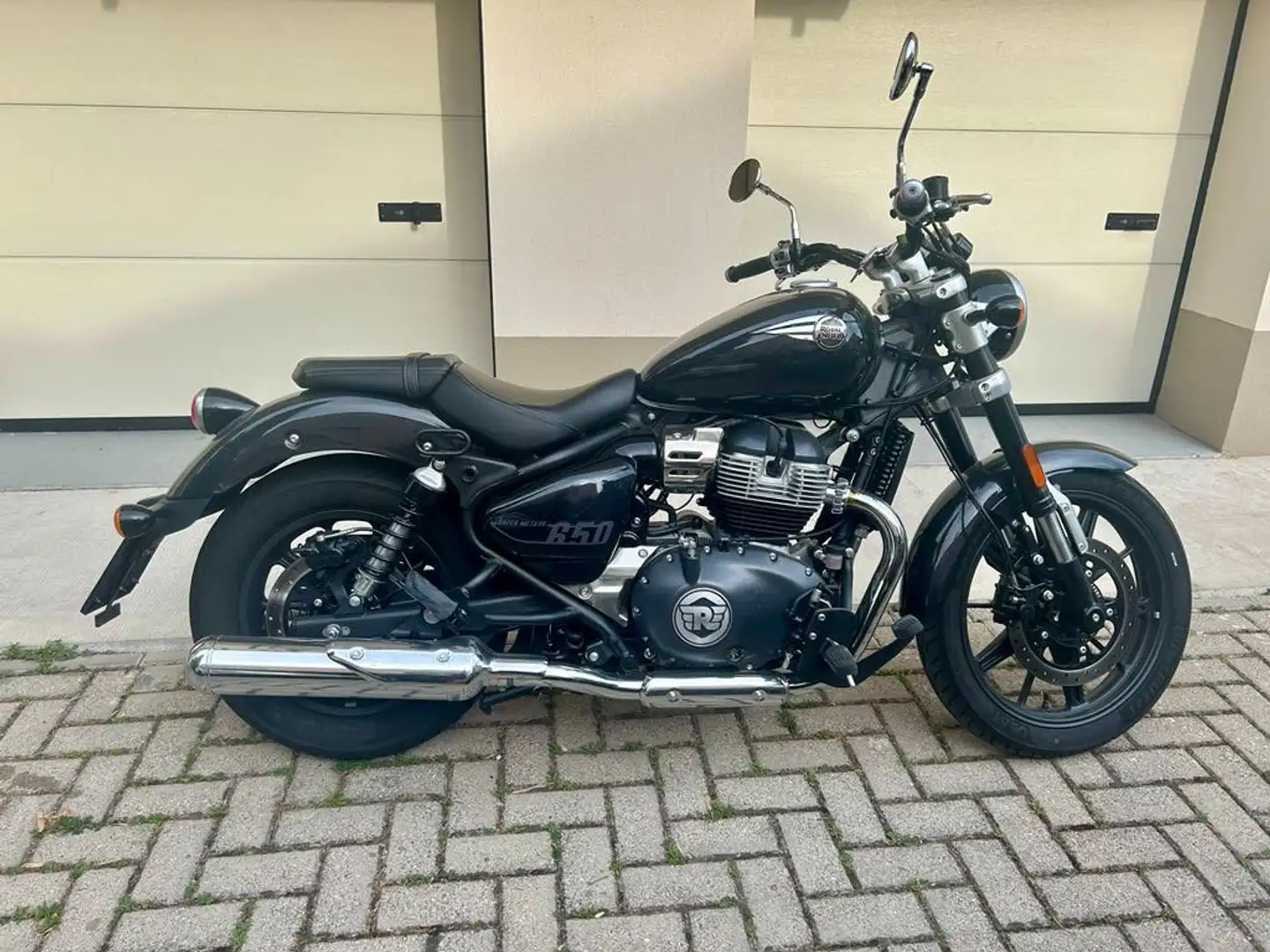 Royal Enfield Super Meteor 650 Nero - 1