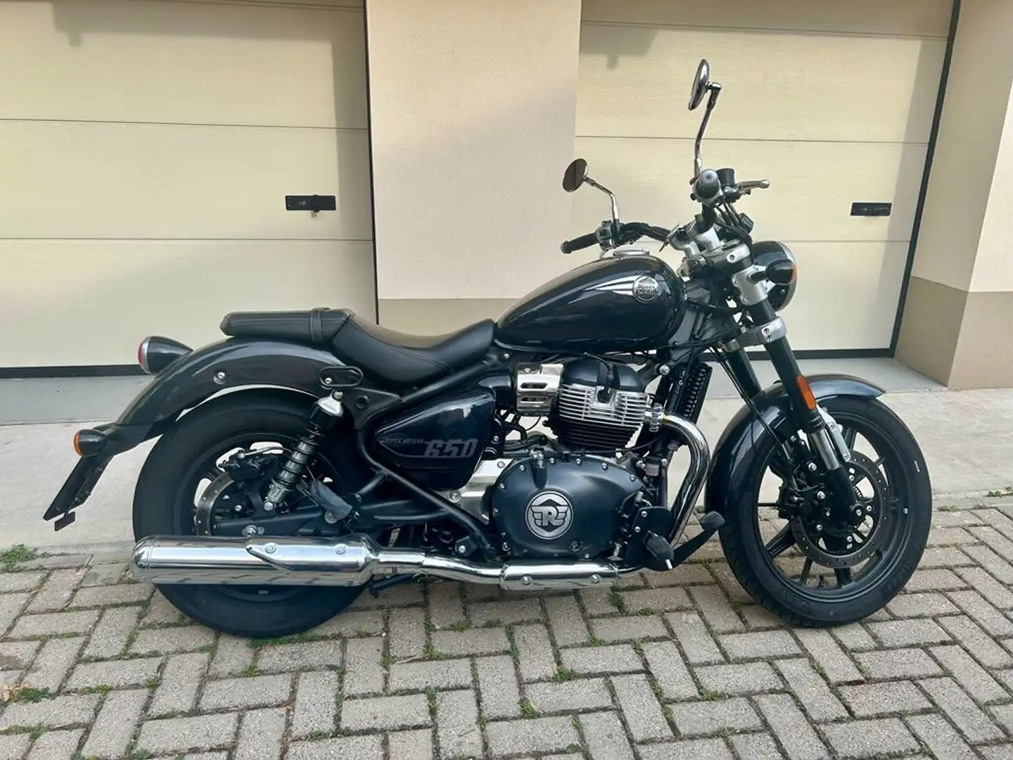 Royal Enfield Super Meteor 650 Nero - 2