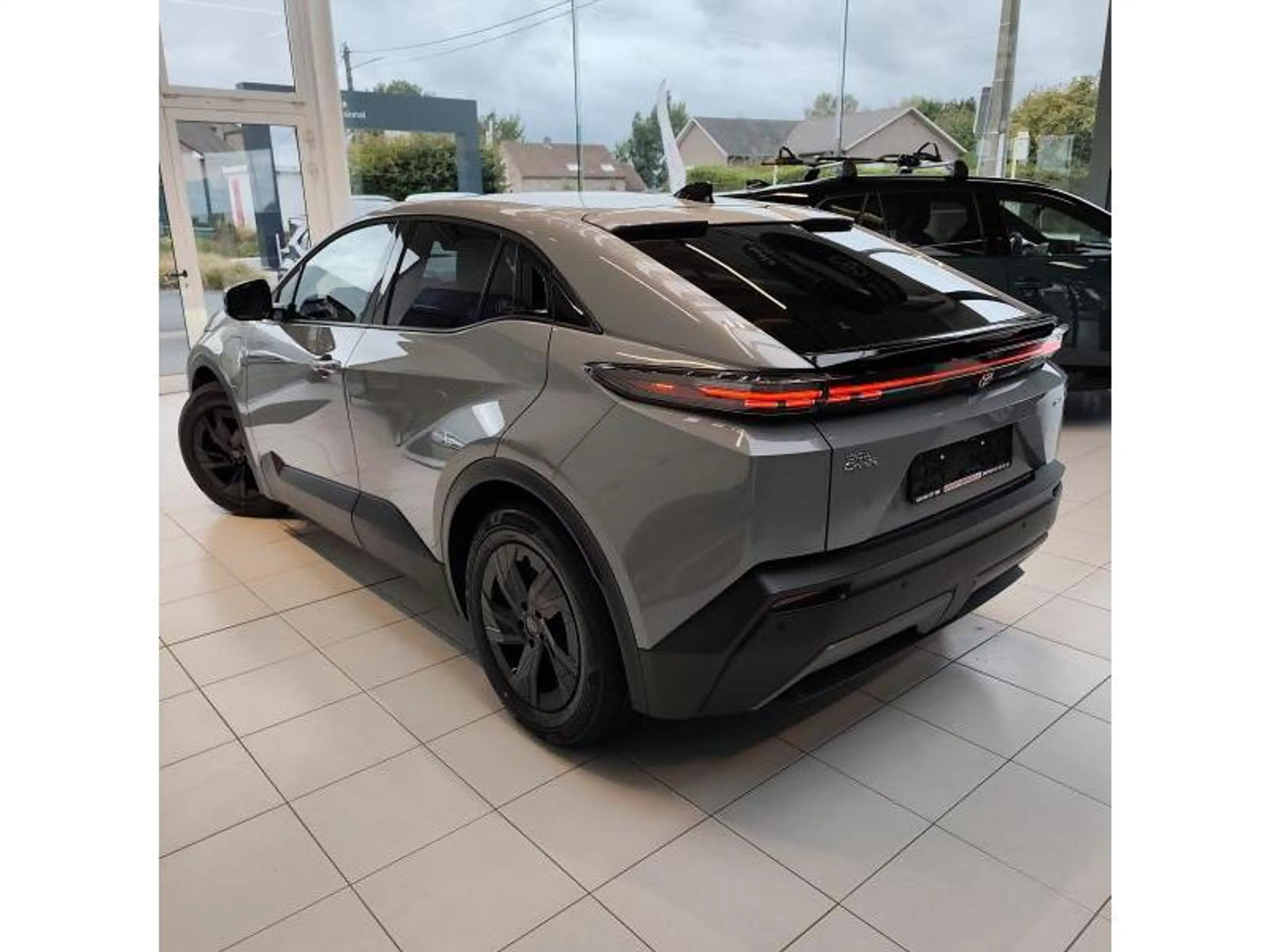 Toyota C-HR Business — photo 4