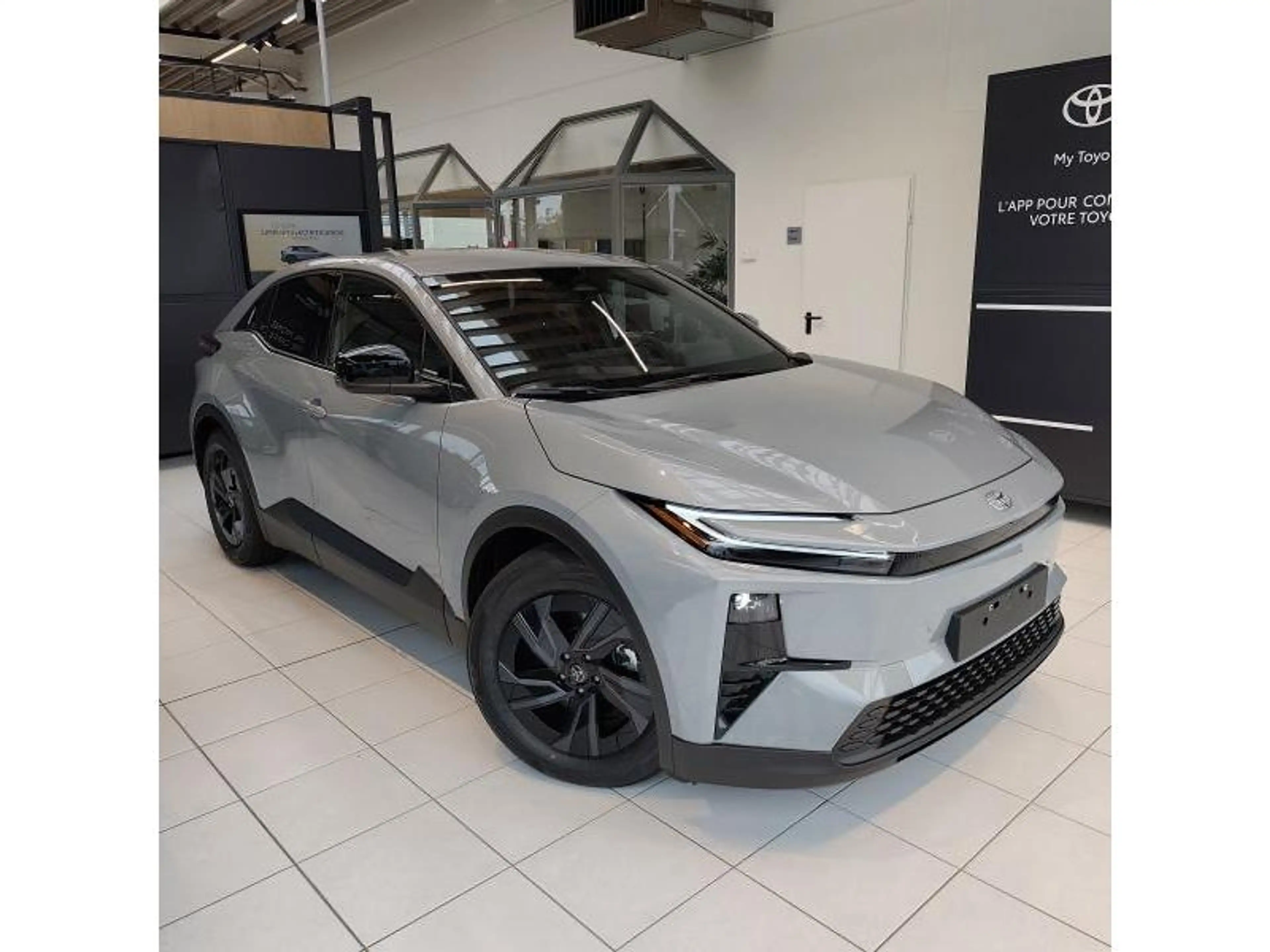 Toyota C-HR Business — photo 2