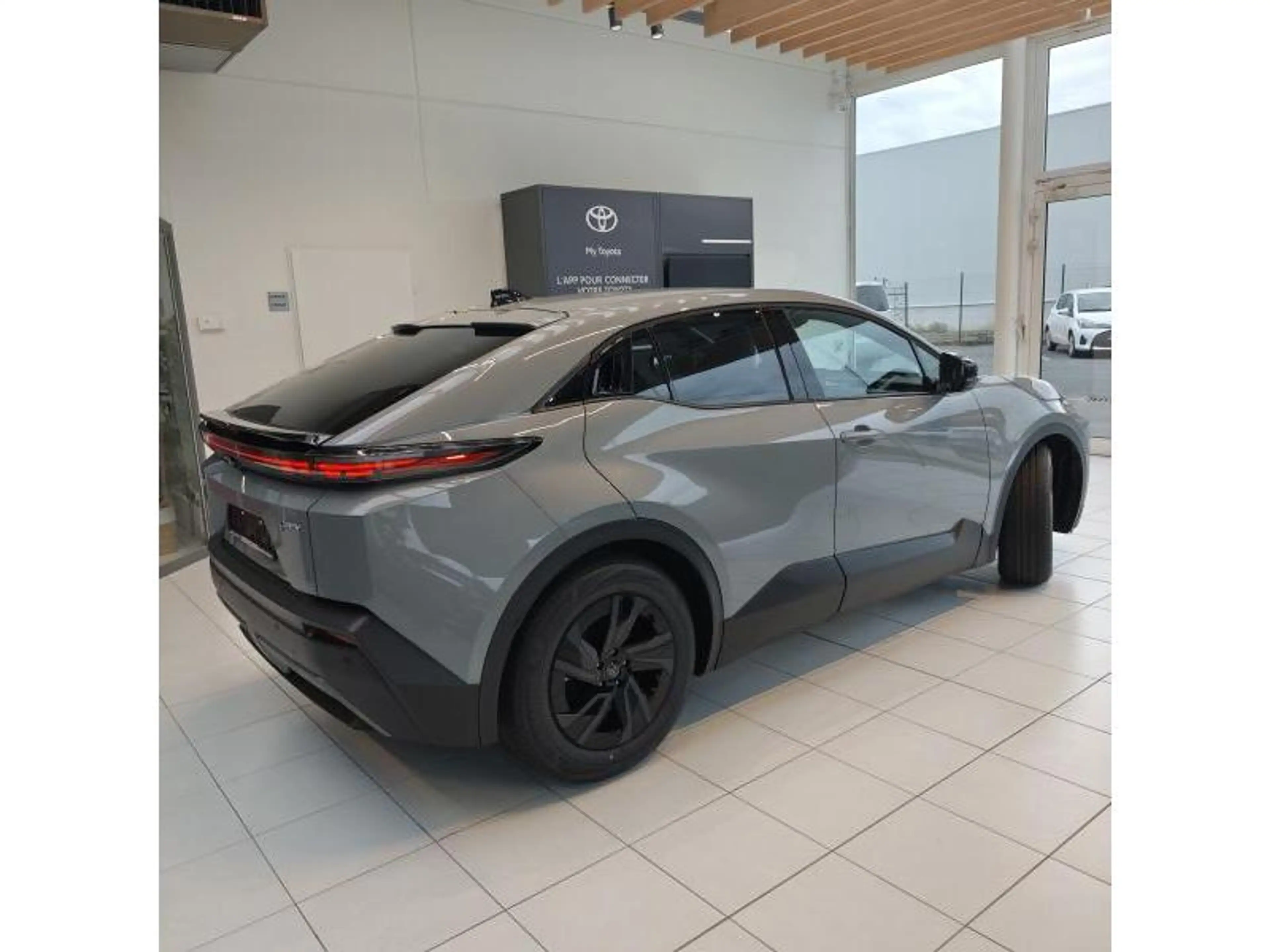 Toyota C-HR Business — photo 3