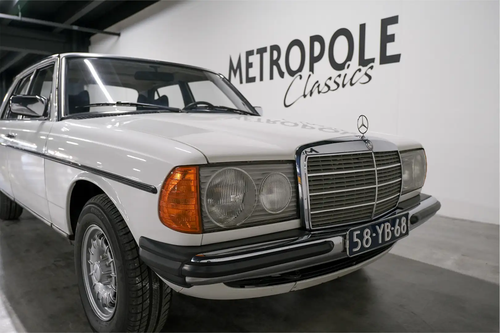 Mercedes-Benz 230 Automaat . Schuifdak. In het klassiek wit(737). 19 Weiß - 2