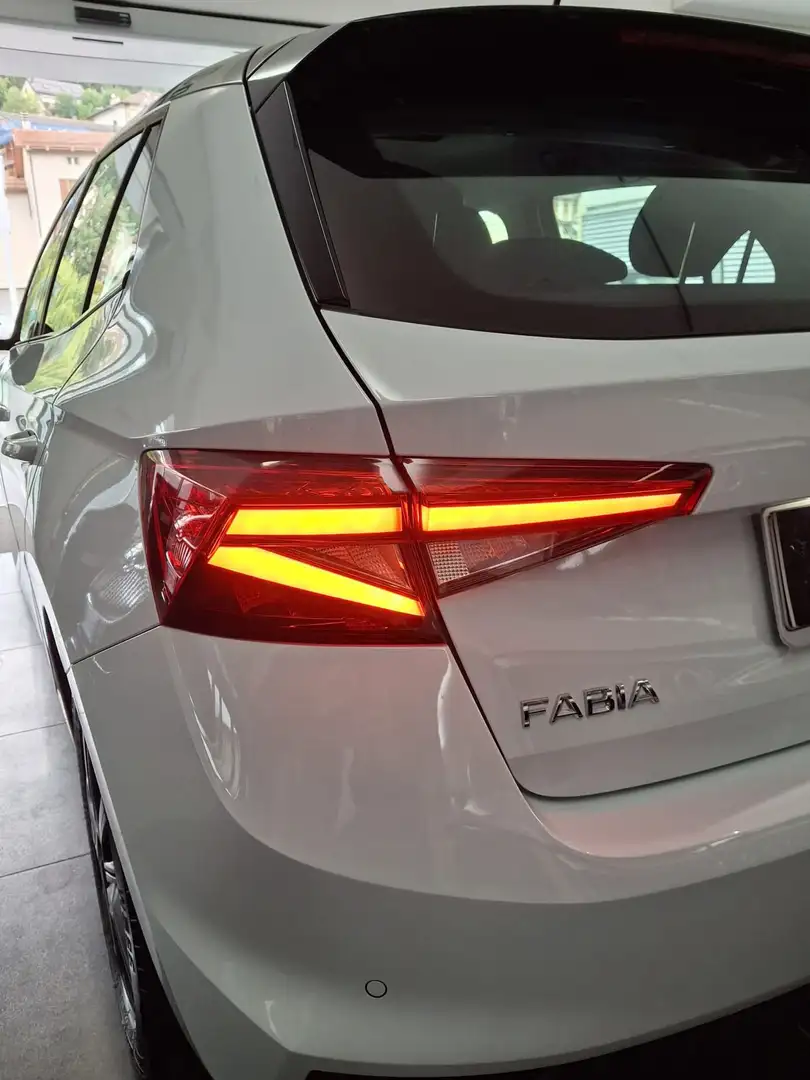 Skoda Fabia Fabia 1.0 MPI 80 CV Style Weiß - 2