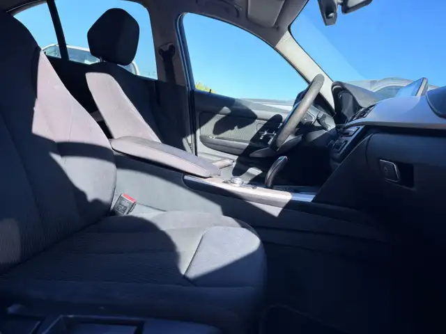 BMW 3 Series view 11