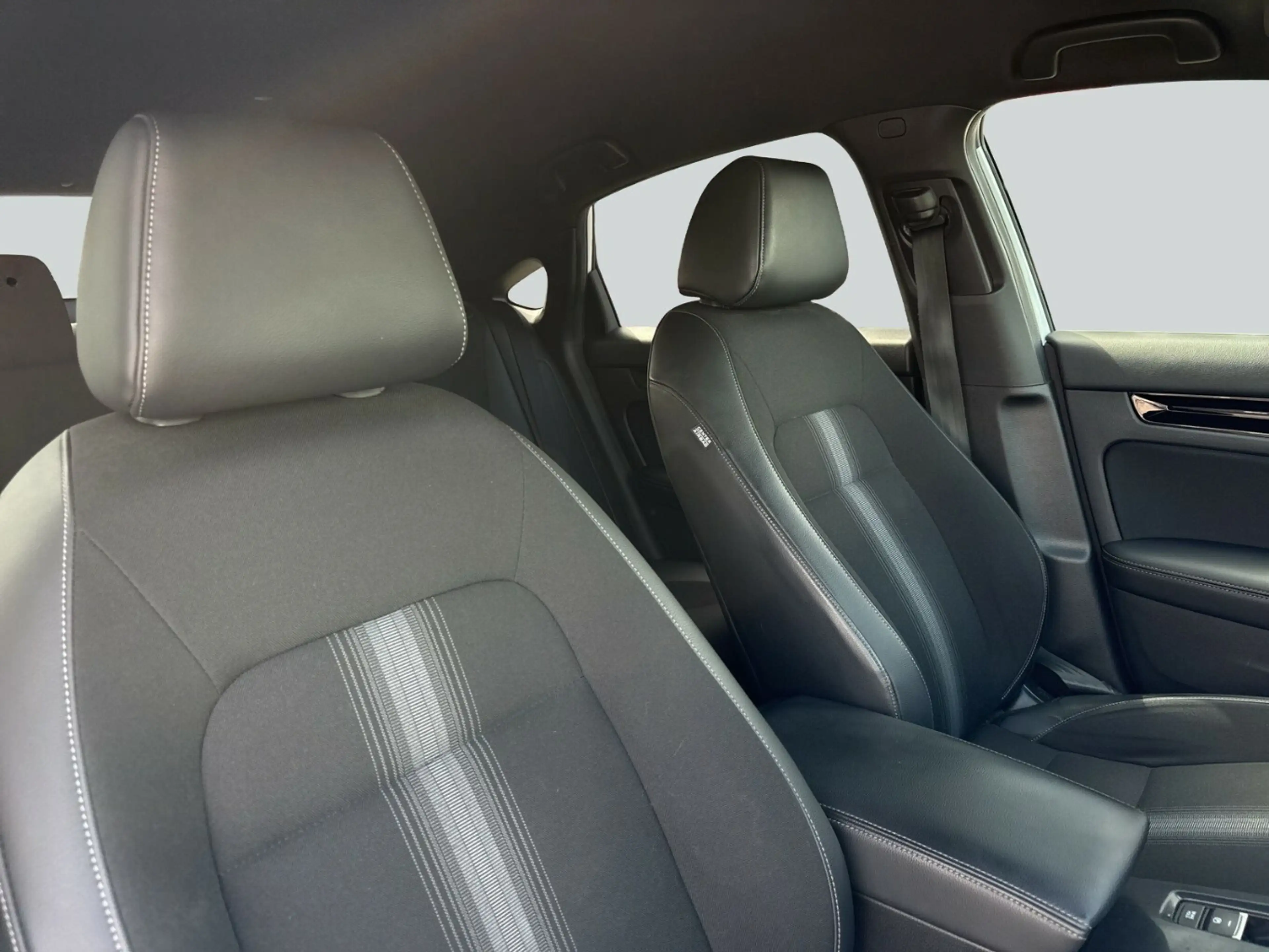 Honda Civic e:HEV Sport — photo 4