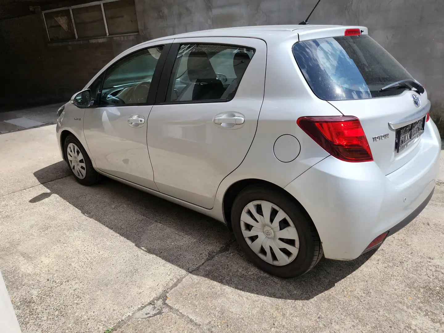 Toyota Yaris Hybride 10000€ PRIX Exp hors EU ou +TVA Zilver - 1