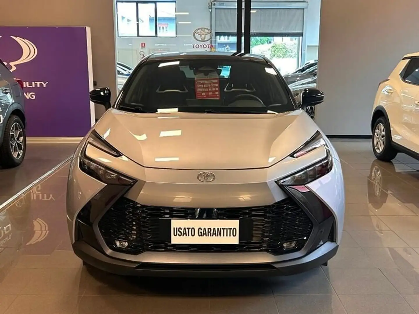 Toyota C-HR 1.8 HV Lounge Argento - 2