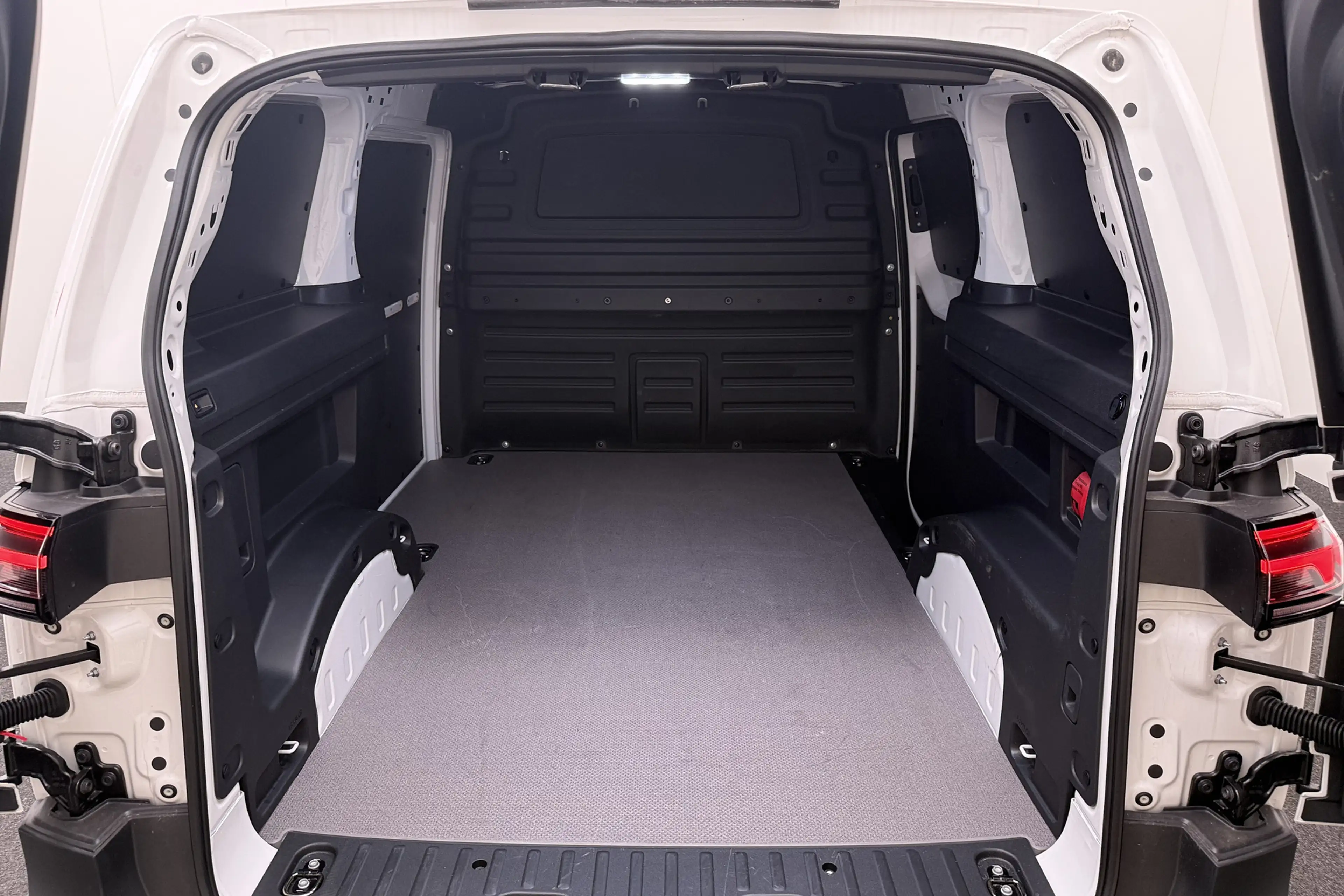 Volkswagen ID. Buzz Cargo Business 79 kWh Long Range 3-Pers Trekhaak Camera — photo 14