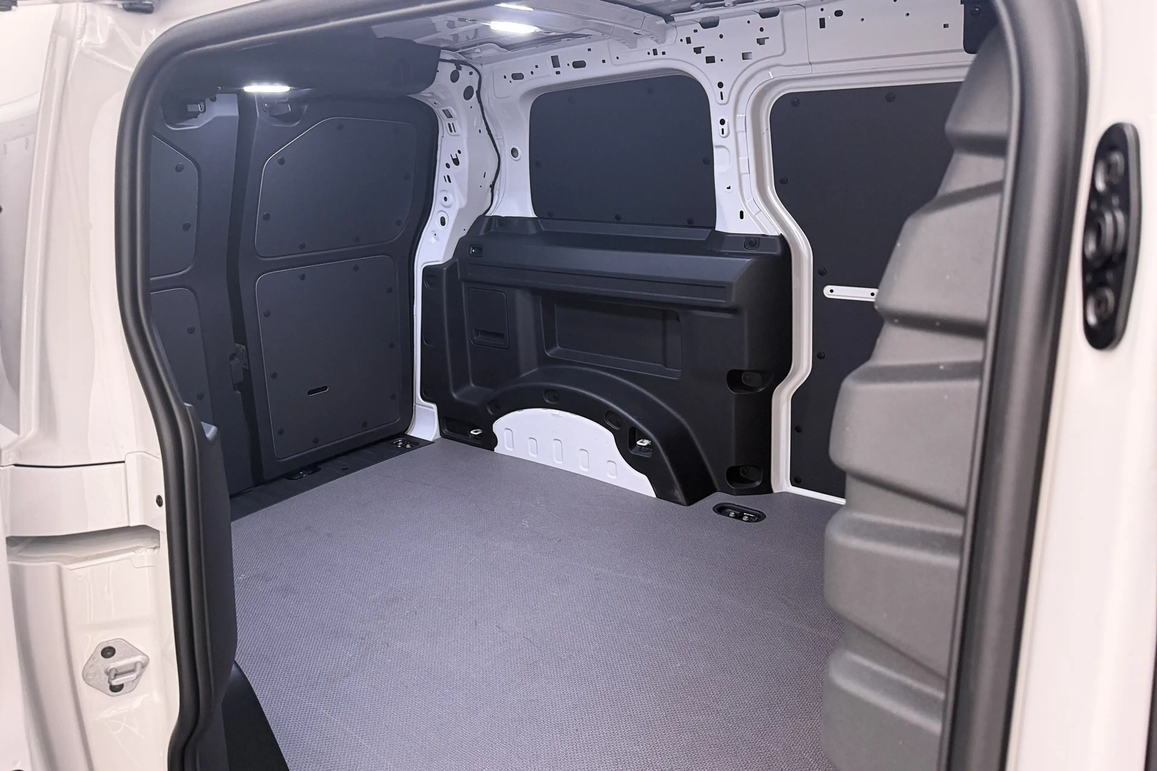 Volkswagen ID. Buzz Cargo Business 79 kWh Long Range 3-Pers Trekhaak Camera — photo 15