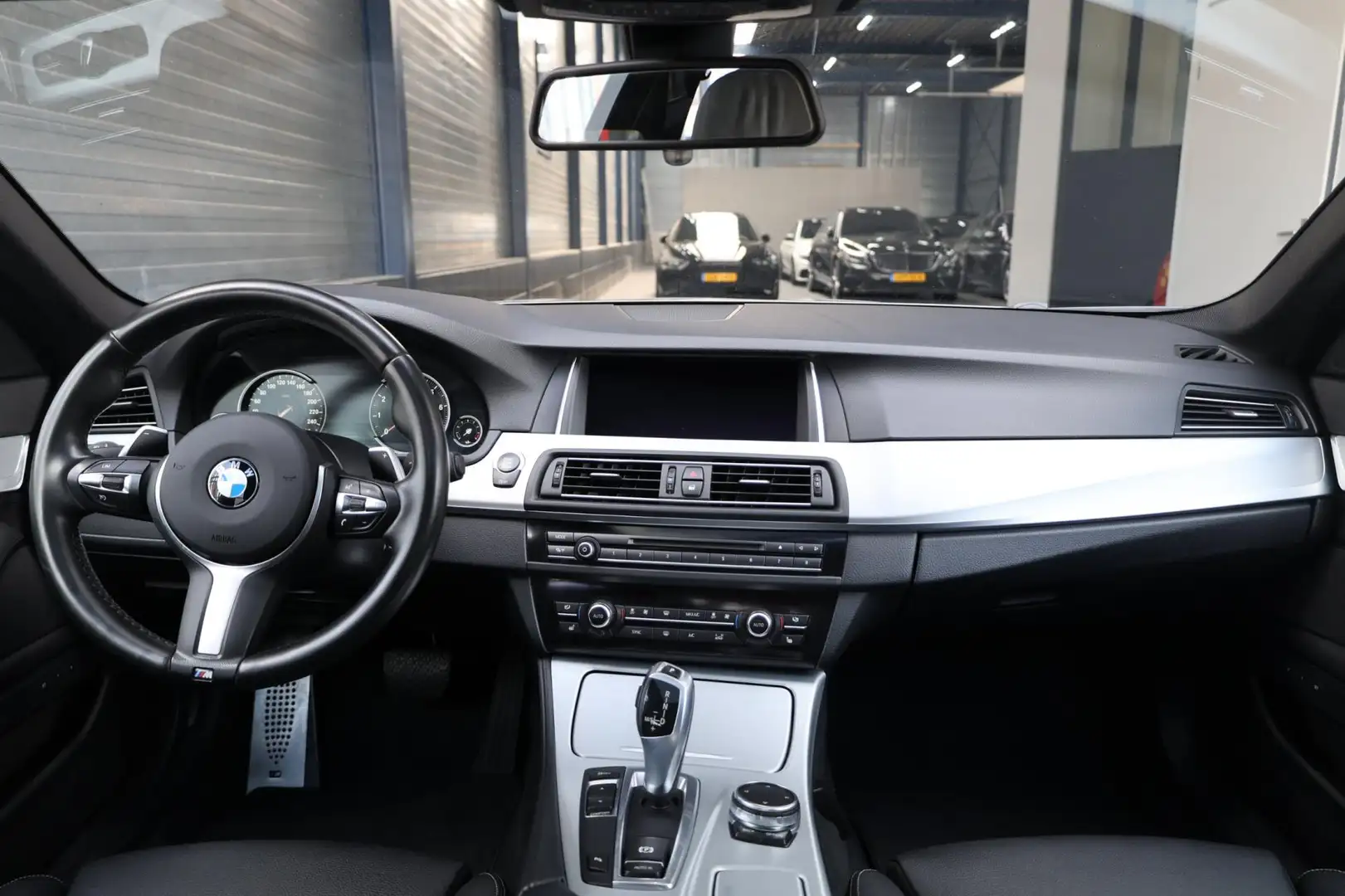 BMW 520 5-serie 520i M Sport M-PAKKET/FACELIFT/LCI/SCHUIFD Grijs - 2