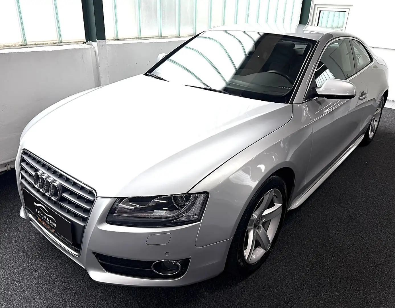 Audi A5 Coupé 2,0 TDI DPF Silber - 1
