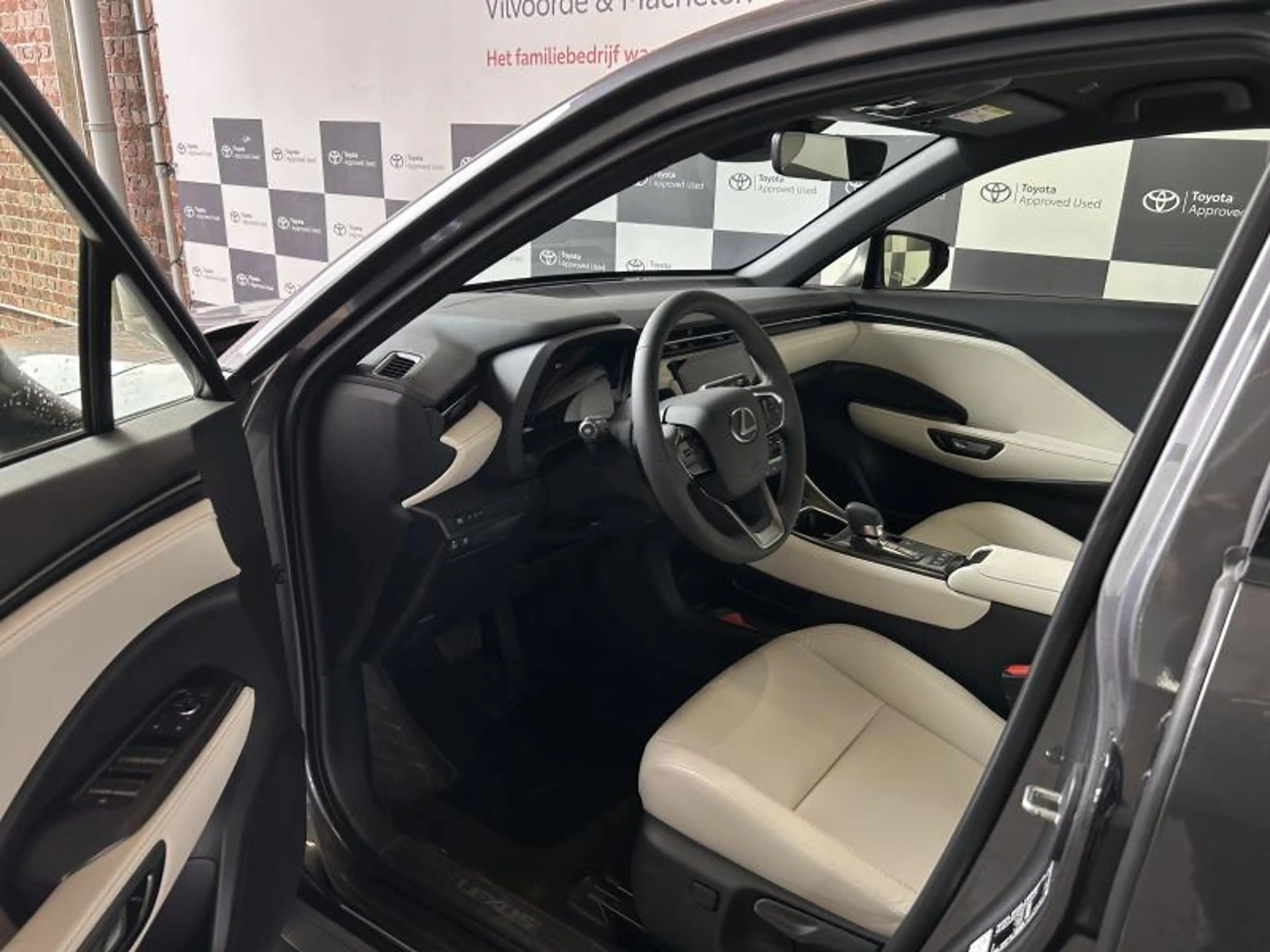 Lexus LBX Elegant — photo 5