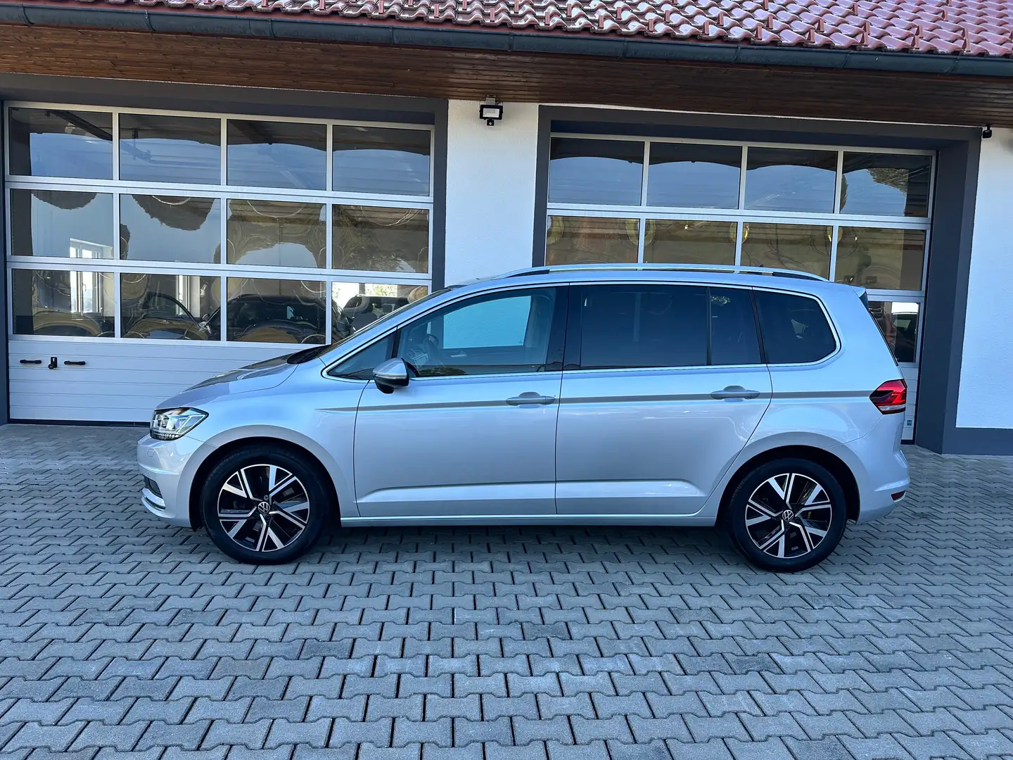Volkswagen Touran Highline 2,0 TDI DSG *AHV*STANDHZ*PANO*DIGITAL*LED Silber - 2