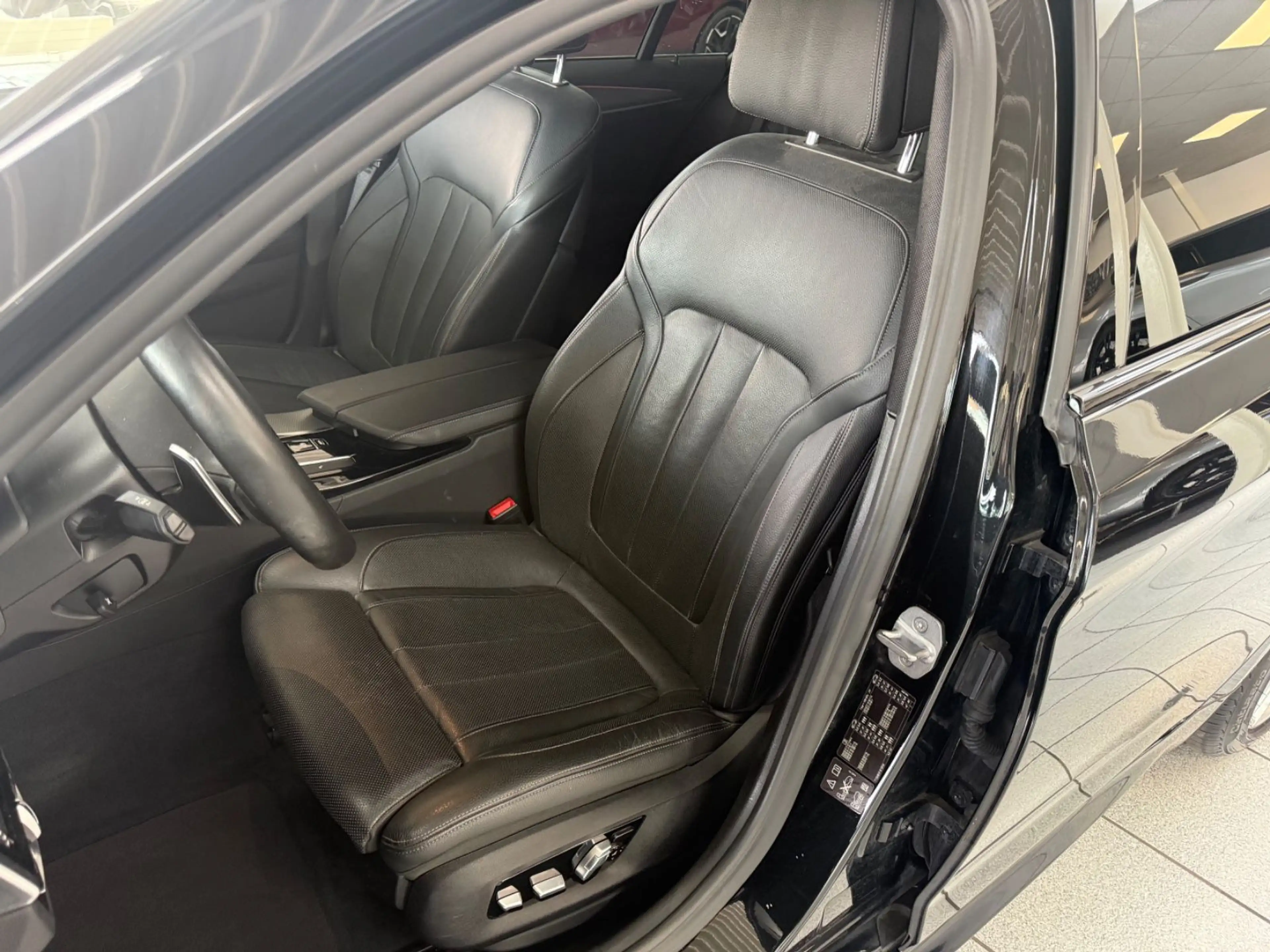 BMW 530 d xDrive M Sportpaket AUT./LED/HUD/CAM/SITZBE — photo 7