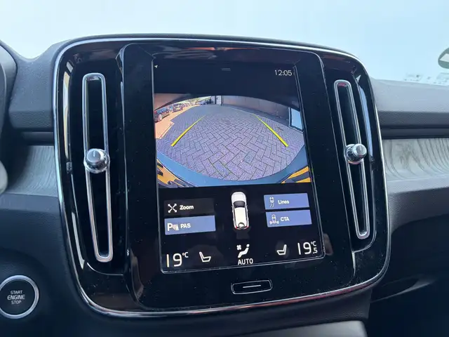 Volvo XC40 view 6