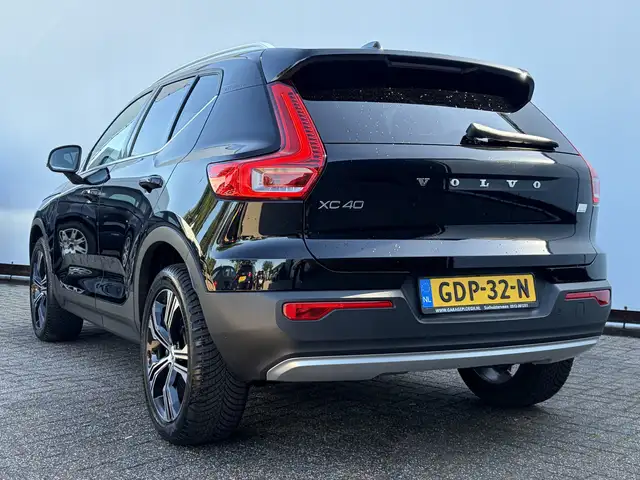 Volvo XC40 view 2