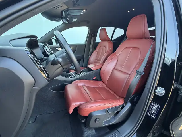 Volvo XC40 view 8
